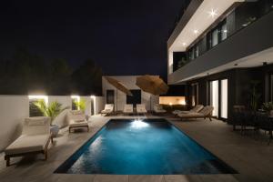 Luxury Villa Vesper- Private Heated Pool, Hot Tub, Rooftop terrace