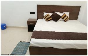 HOTEL APARNA GRAND Near Ram Janam Bhoomi and Temple - Fully Air Conditioned - Free Wifi Available - Best Budget Hotel In Ayodhya