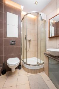 Wilcza City Centre Cosy Apartment by BookingHost