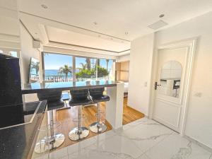 CARIATIDES STUDIO - PROMENADE HOLIDAY