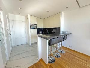 CARIATIDES STUDIO - PROMENADE HOLIDAY