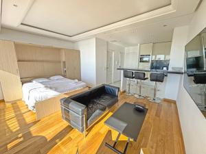 CARIATIDES STUDIO - PROMENADE HOLIDAY