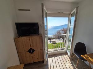 Appartements Studio 19m2 classe 1, vue sur etang de Thau, 200m des cures, 2eme Etage sans ascenseur : photos des chambres