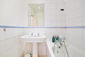 Charming House short Walk to Richmond Station Long Stay