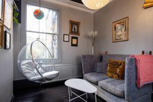 Veeve - Hackney Charms