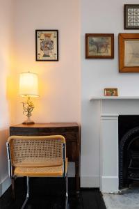 Veeve - Hackney Charms