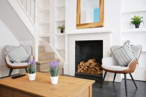 Charming House short Walk to Richmond Station Long Stay