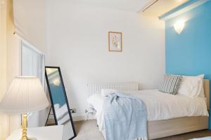 Charming House short Walk to Richmond Station Long Stay