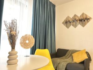 Modern Studio - Near Plaza Mall with Balcony