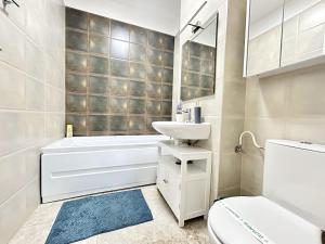 Modern Studio - Near Plaza Mall with Balcony