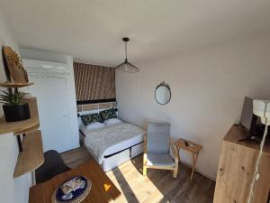 Studio 19m2 classé 1, vue sur étang de Thau, 200m des cures, 2eme Étage sans ascenseur
