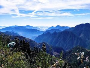 LA Riqueza Dhanolti View - Mountain View Rooms - Near to Eco Park & Surkanda Devi Temple