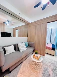 Cozy Suite Pool View near SM MOA & NAIA