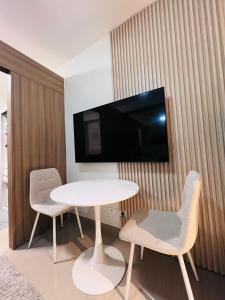 Cozy Suite Pool View near SM MOA & NAIA