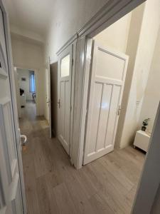 Deri Corner by Downtown