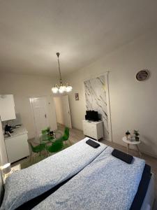 Deri Corner by Downtown