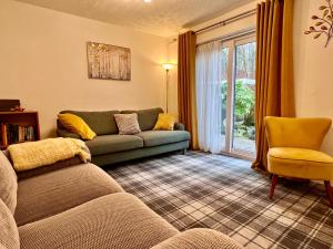 Cheerful 2 Bedroom Home with Off-road parking