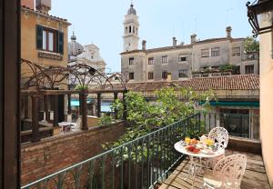 Deluxe Double or Twin Room with Terrace and Canal View room in Hotel Casa Nicolò Priuli