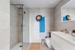 Apartamento H&M con Padel, Piscina y vistas al mar