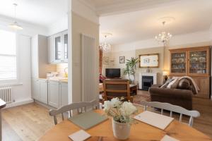12a Fieldstile Road