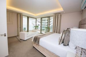 NEW! Bantry Bay Luxurious Villa 50m from the sea