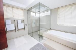 NEW! Bantry Bay Luxurious Villa 50m from the sea