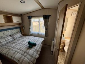 The Retreat 10 - Hot tub Mini Lodge, central heating, bed linen, & pet friendly - Meadow Lakes Caravan Hire