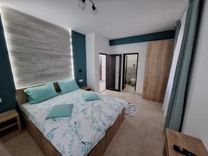 Obelisc, Epava & Radio-Vacanța