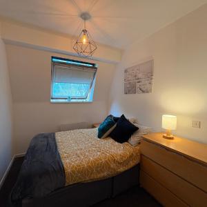 Central One-Bedroom Flat - Free Private Parking