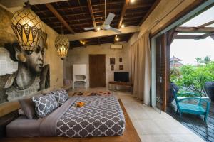 Tropical Villa Batik - Large Garden & Pool, Concierge! 3mins to Beach, Clubs, Cafes