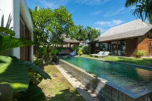 Tropical Villa Batik - Large Garden & Pool, Concierge! 3mins to Beach, Clubs, Cafes