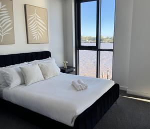 Riverfront Luxe 2Bed Pool Parking
