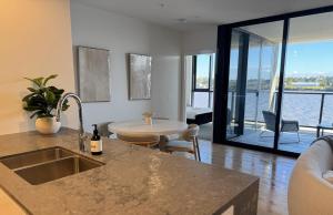 Riverfront Luxe 2Bed Pool Parking