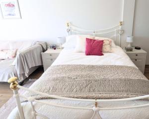 Otters Pool Studio Apartment at Galwad Y Mor