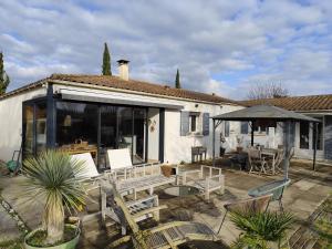 Maisons de vacances Sainte Soulle : Maison 4 Chambres