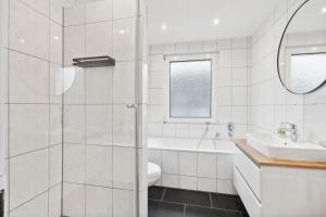 APARTMENT in Isenbüttel - 90m2, 3 Zi, 5 Einzelbetten, Free Coffee, WiFi & Parking - 24h CHECK IN