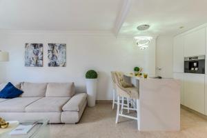 Elegant semi-detached villa with sea views in Costa Adeje