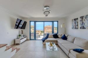Elegant semi-detached villa with sea views in Costa Adeje