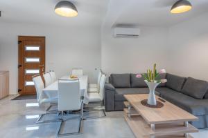 Villa Rita, a luxurious private villa with a pool near the sea