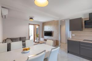 Villa Rita, a luxurious private villa with a pool near the sea