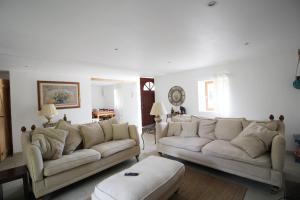 Maisons de vacances Greengates Rose Cottage Beautiful rural French home Hot tub Heated pool : photos des chambres