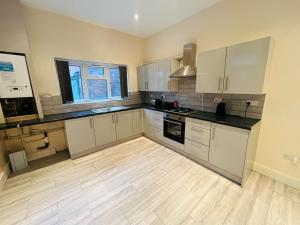 Group Friendly 5 Bedroom House Near Nottingham Train Station & Football Stadium, Self Check-In, Fast WiFi & Free On-Street Parking