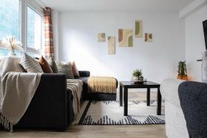 Cozy Apartment next to AO Arena with Free Parking