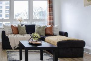 Cozy Apartment next to AO Arena with Free Parking