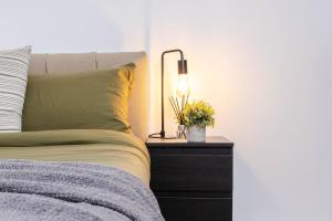 Cozy Apartment next to AO Arena with Free Parking