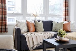 Cozy Apartment next to AO Arena with Free Parking