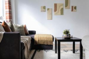 Cozy Apartment next to AO Arena with Free Parking