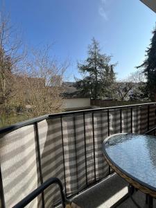 Stilvolles Apartment mit zwei Bädern Terrasse und Parkplatz nahe Rhein und Bonn Zentrum