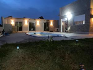 La casa de la comodidad piscina y barbacoa