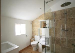Maisons de vacances Greengates Rose Cottage Beautiful rural French home Hot tub Heated pool : photos des chambres